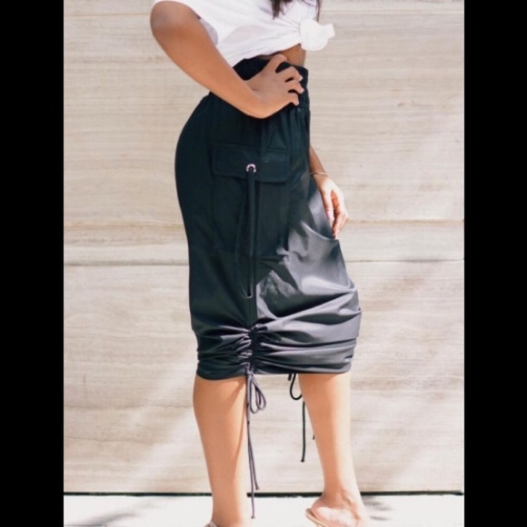 Drawstring Side Pocket Black Knee Length Skirt - Picture 2 of 4